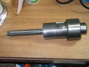 Снятый шпиндель фрезерного станка КАФ-25С