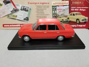 №4 Легендарные советские автомобили ВАЗ-2101 ’Жигули’ 1/24, масштабная модель, 1:24, Hachette, на подставке вид с левой стороны