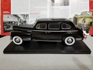 №7 Легендарные советские автомобили ЗИС-110 1/24, масштабная модель, 1:24, Hachette, на подставке с левой стороны