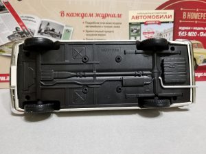 №8 Легендарные советские автомобили ГАЗ-24 Волга 1/24, масштабная модель, 1:24, Hachette, вид снизу