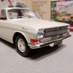 №8 Легендарные советские автомобили ГАЗ-24 Волга 1/24, масштабная модель, 1:24, Hachette, вид на правую сторону и капот