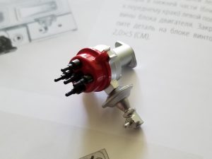 №5 Серия партворков Волга М21 1/8, масштабная модель, 1:8, ДеАгостини, распределитель зажигания с наконечниками высоковольтных проводов