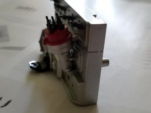 №5 Серия партворков Волга М21 1/8, масштабная модель, 1:8, ДеАгостини, левая сторона двигателя с установленным распределителем зажигания