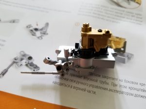 №6 Серия партворков Волга М21 1/8, масштабная модель, 1:8, ДеАгостини, собранный привод управления дроссельной заслонкой