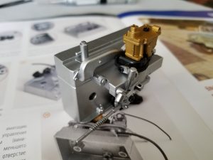 №6 Серия партворков Волга М21 1/8, масштабная модель, 1:8, ДеАгостини, правая сторона двигателя с установленной впускной трубой