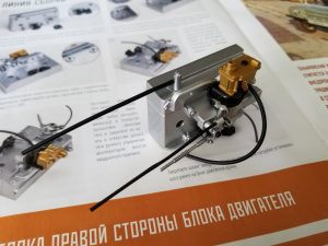 №6 Серия партворков Волга М21 1/8, масштабная модель, 1:8, ДеАгостини, правая сторона двигателя с установленными трубками