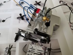 №8 Серия партворков Волга М21 1/8, масштабная модель, 1:8, ДеАгостини, отводящие патрубки радиатора на передней крышке