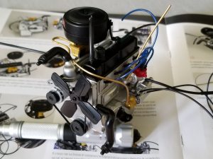 №9 Серия партворков Волга М21 1/8, масштабная модель, 1:8, ДеАгостини, двигатель с установленной топливоподающей трубкой