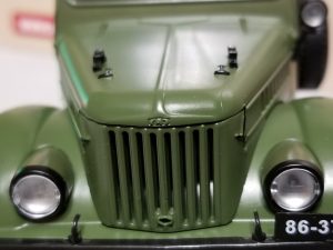 №9 Легендарные советские автомобили ГАЗ-69 1/24, масштабная модель, 1:24, Hachette, надпись "ГАЗ" на капоте