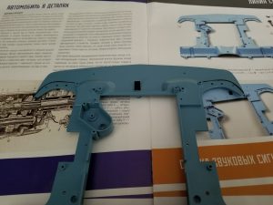 №11 Серия партворков Волга М21 1/8, масштабная модель, 1:8, ДеАгостини, стойка облицовки радиатора на брызговике