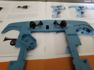 №11 Серия партворков Волга М21 1/8, масштабная модель, 1:8, ДеАгостини, брызговик облицовки радиатора с установленными звуковыми сигналами