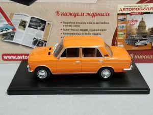 №13 Легендарные советские автомобили ВАЗ-2103 1/24, масштабная модель, 1:24, Ашет, Hachette, модель на подставке вид слева