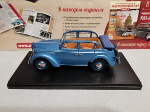 №15 Легендарные советские автомобили ЗМА Москвич 400-420А 1/24, масштабная модель, 1:24, Hachette, Ашет, модель на подставке с левой стороны
