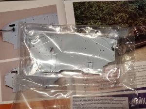 №20 Серия партворков Волга М21 1/8, масштабная модель, 1:8, ДеАгостини, моторный щит и уплотнитель шлангов отопителя