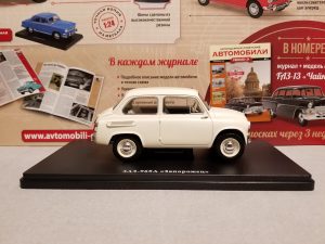 №17 Легендарные советские автомобили ЗАЗ-965А 1/24, масштабная модель, 1:24, Hachette, Ашет, модель на подставке с правой стороны