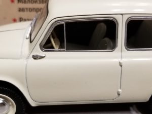 №17 Легендарные советские автомобили ЗАЗ-965А 1/24, масштабная модель, 1:24, Hachette, Ашет, вид на пассажирскую дверь слева