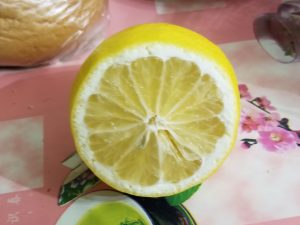 Разрезанный лимон