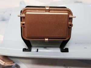 №23 Серия партворков Волга М21 1/8, масштабная модель, 1:8, ДеАгостини, корпус АКБ на левом брызговике двигателя