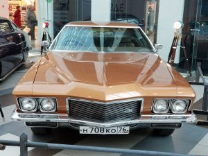 Buick Riviera 1971, вид спереди