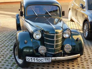 "Москвич-400" на улице в Москве, вид спереди