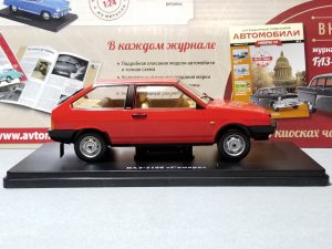 №19 Легендарные советские автомобили ВАЗ-2108 1/24, масштабная модель, 1:24, Hachette, Ашет, вид справа на модель на подставке