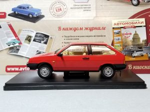 №19 Легендарные советские автомобили ВАЗ-2108 1/24, масштабная модель, 1:24, Hachette, Ашет, вид слева на модель на подставке