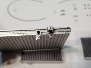 №29 Серия партворков Волга М21 1/8, масштабная модель, 1:8, ДеАгостини, зажим и кронштейн для тросика управления жалюзи радиатора
