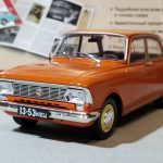 №21 Легендарные советские автомобили Москвич-412 1/24, масштабная модель, 1:24, Hachette, Ашет, вид спереди слева