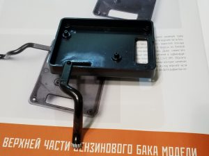 №36 Серия партворков ГАЗ М21 Волга 1/8, масштабная модель, 1:8, ДеАгостини, заливная трубка бензобака закрелена на верхней части бензобака