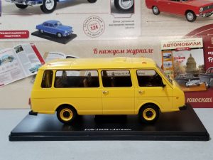 №24 Легендарные советские автомобили микроавтобус РАФ-22038 Латвия 1/24, масштабная модель, 1:24, Hachette, Ашет, модель на подставке с правой стороны