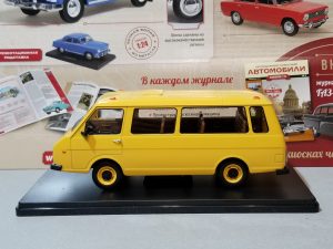 №24 Легендарные советские автомобили микроавтобус РАФ-22038 Латвия 1/24, масштабная модель, 1:24, Hachette, Ашет, модель на подставке с левой стороны