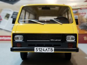 №24 Легендарные советские автомобили микроавтобус РАФ-22038 Латвия 1/24, масштабная модель, 1:24, Hachette, Ашет, вид на модель спереди