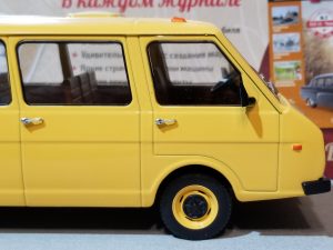 №24 Легендарные советские автомобили микроавтобус РАФ-22038 Латвия 1/24, масштабная модель, 1:24, Hachette, Ашет, вид справа на пассажирские двери