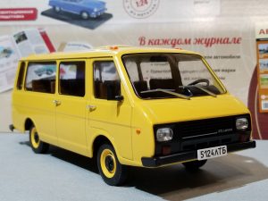 №24 Легендарные советские автомобили микроавтобус РАФ-22038 Латвия 1/24, масштабная модель, 1:24, Hachette, Ашет, вид спереди справа
