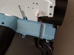 №43 Серия партворков ГАЗ М21 Волга 1/8, масштабная модель, 1:8, ДеАгостини, провода 10 зафиксированные возле моторного щита
