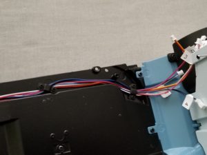 №43 Серия партворков ГАЗ М21 Волга 1/8, масштабная модель, 1:8, ДеАгостини, провода зафиксированные возле моторного щита с левой стороны