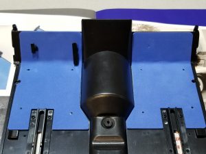 №44 Серия партворков ГАЗ М21 Волга 1/8, масштабная модель, 1:8, ДеАгостини, накленные на пол коврики с установленной педалью