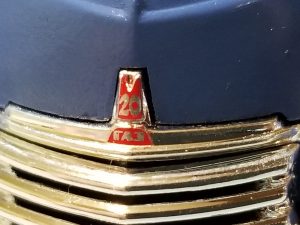 №27 Легендарные советские автомобили кабриолет ГАЗ М-20 Победа 1/24, масштабная модель, 1:24, Hachette, Ашет, вид на эмблему капота
