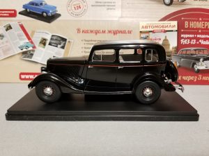 №28 Легендарные советские автомобили ГАЗ М-1 1/24, масштабная модель, 1:24, Hachette, Ашет, модель на подставке с левой стороны