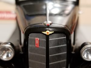 №28 Легендарные советские автомобили ГАЗ М-1 1/24, масштабная модель, 1:24, Hachette, Ашет, эмблемы на облицовке радиатора