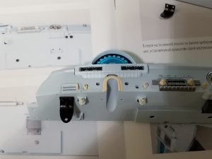 №49 Серия партворков ГАЗ М21 Волга 1/8, масштабная модель, 1:8, ДеАгостини, кронштейн рукоятки центрального тормоза на панели приборов
