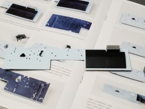 №51 Серия партворков ГАЗ М21 Волга 1/8, масштабная модель, 1:8, ДеАгостини, перегородка с обивкой и блоком питания радиоприёмника