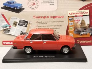 №30 Легендарные советские автомобили ВАЗ 2107 1/24, масштабная модель, 1:24, Hachette, Ашет, модель на подставке с правой стороны