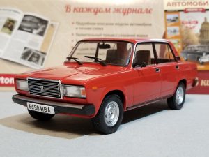 №30 Легендарные советские автомобили ВАЗ 2107 1/24, масштабная модель, 1:24, Hachette, Ашет, вид спереди слева