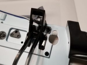 №52 Серия партворков ГАЗ М21 Волга 1/8, масштабная модель, 1:8, ДеАгостини, микрокнопка над кронштейном с педалями