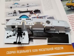 №52 Серия партворков ГАЗ М21 Волга 1/8, масштабная модель, 1:8, ДеАгостини, панель приборов закреплена на моторном щите