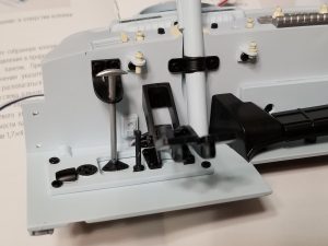 №53 Серия партворков ГАЗ М21 Волга 1/8, масштабная модель, 1:8, ДеАгостини, шток насоса централизованной смазки на перегородке моторного отсека